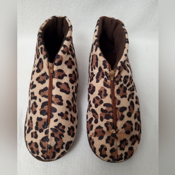 Leopard pattern front zip up house slipper. - Picture 2 of 6